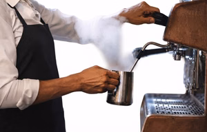 استفاده از نازل بخار اسپرسوساز برای بخار دادن شیر